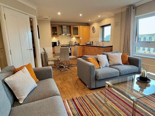 A two-bedroom, one-bathroom, newly re-decorated fully furnished apartment located at Cambridge Leisure Park with allocated parking. Providing excellent access to Addenbrookes and Cambridge City Centre. - Photo 1
