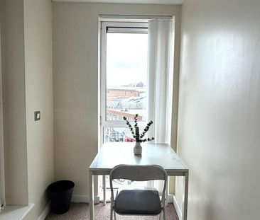 1 bedroom in a flat share to rent - Photo 3