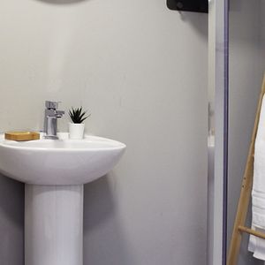 Scandinavian-Style Ensuite Room in Sheffield City Centre - Photo 3