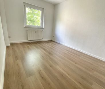 Frisch renoviert, hereinspaziert! 3R-Wohnung ab Juni 2024 mit Balko... - Photo 1