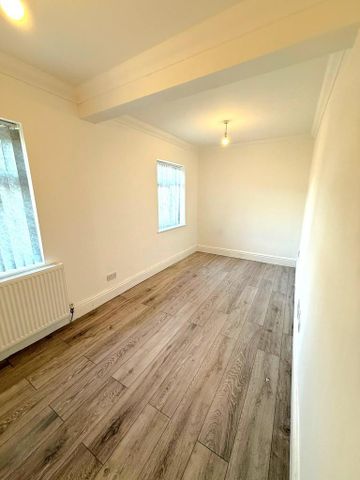 4 bedroom semi-detached house to rent - Photo 2