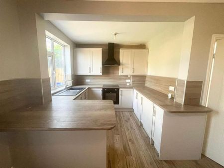 3 bedroom semi-detached house to rent - Photo 3
