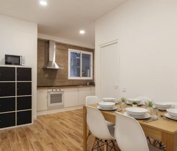 Spacious room with private balcony in Barcelona - Photo 5