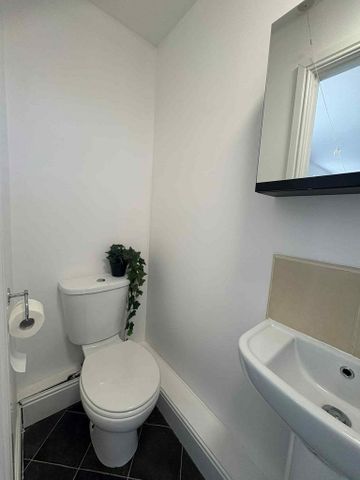 1 bedroom in a house share to rent - Photo 4