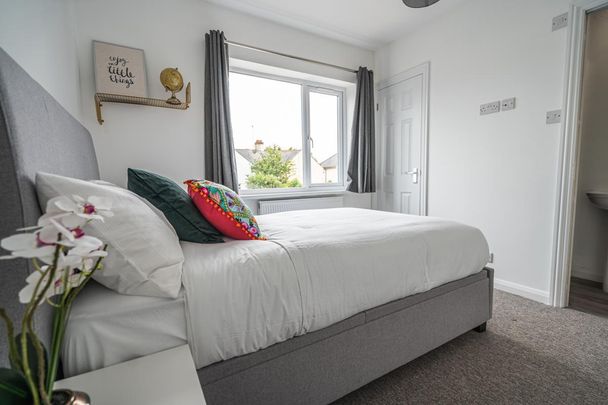 Spacious communal areas, with large drive and established garden - Photo 1