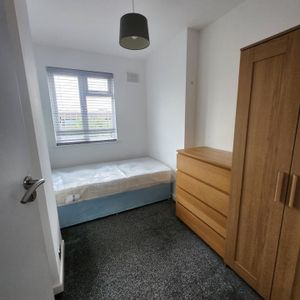 Room in a Shared Flat, Imperial Drive, HA2 - Photo 2