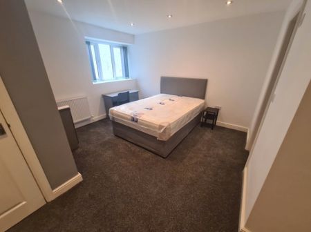 4 Bed - Flat 1, 47 Clarendon Road, Woodhouse, Leeds - LS2 9NZ - Student - Photo 3