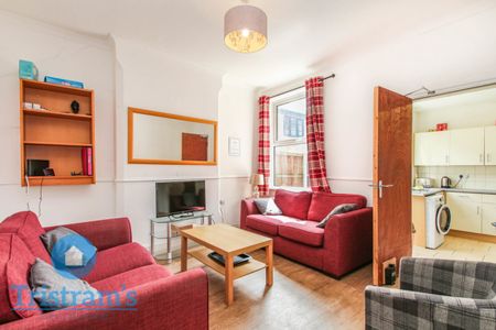 References Pending - 5 bed Semi-Detached House - Photo 2