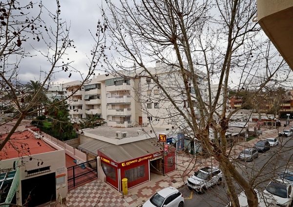 Encantador Piso Reformado en La Carihuela en urbanización con Piscina y Tenis en primera l – tor507ts1