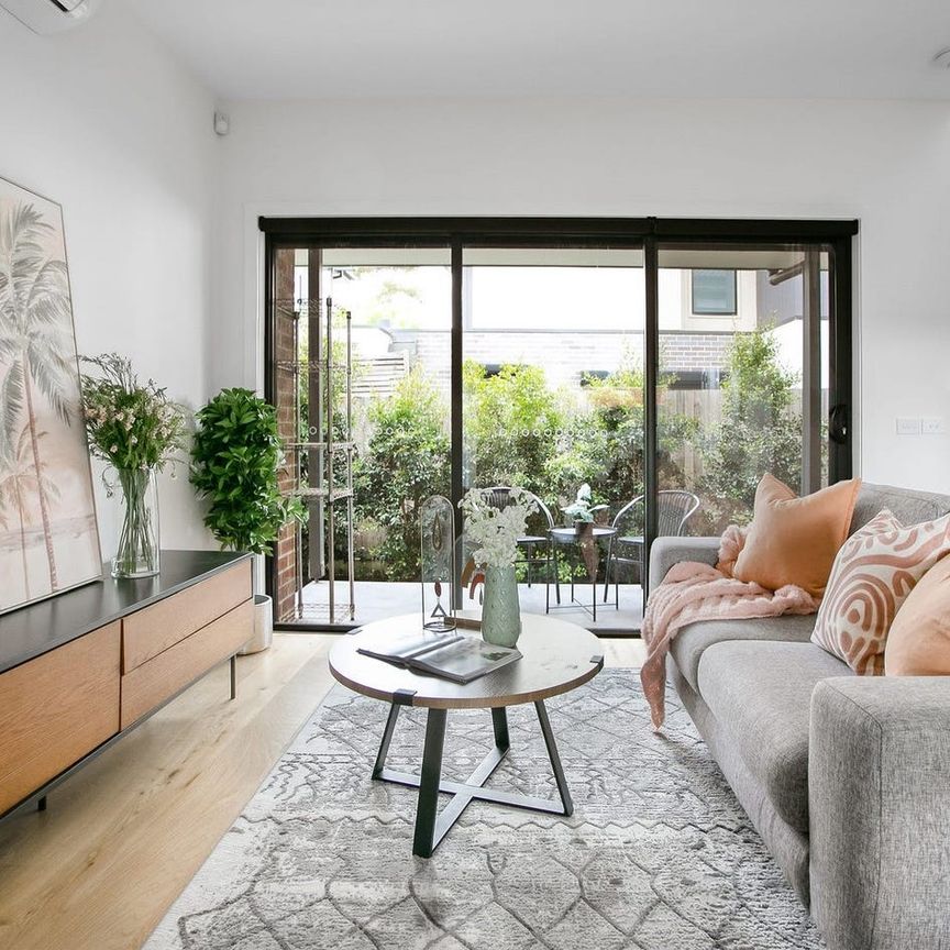 Stylish modern townhouse with rear deck - Photo 1