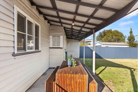 Charming three bedroom cottage combines character with modern - Photo 5
