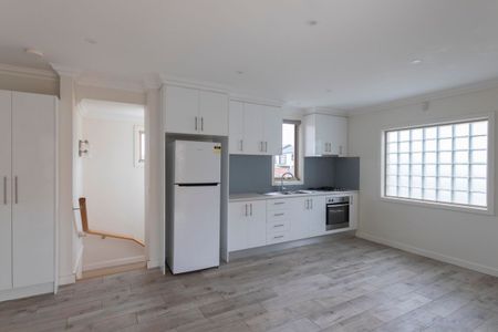 Ultra-Modern 2 story studio - Photo 2