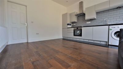 1 bedroom Flat in Kelso Road, Leeds - Photo 3