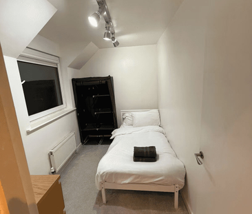 St. Michaels Close, London, E16 - Photo 1