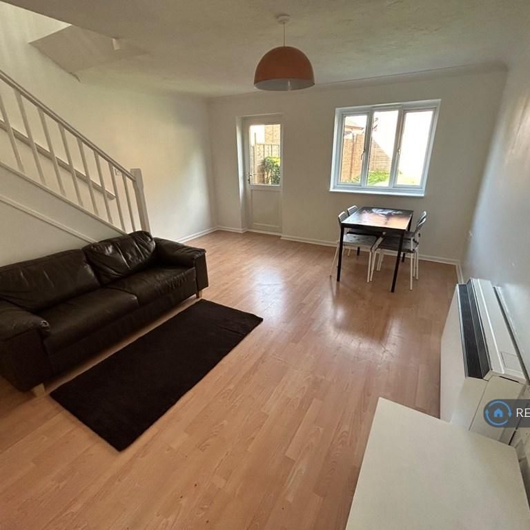 3 bedroom semi-detached house to rent - Photo 1