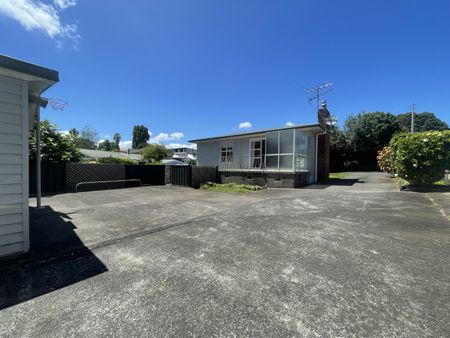 Cosy 3 bedroom family home at Mount Wellington - Photo 4