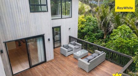 Spacious 4-Bedroom Family Home with Double Garage - Photo 2