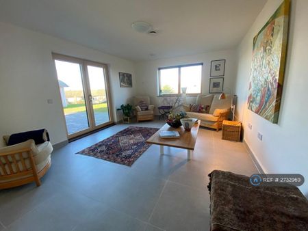 4 bedroom semi-detached house to rent - Photo 2