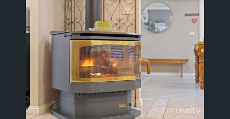 OUTSTANDING LARGE 5 BEDROOM HOME - Photo 3