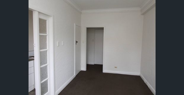 ONE BEDROOM APARTMENT UNFURNISHED - Photo 1