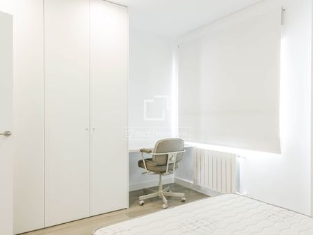 3-bedroom penthouse with a garage parking space for rent in Gran Vía, Valencia - Photo 5