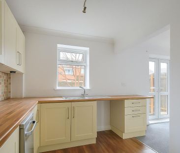 3 bedroom semi-detached house to rent - Photo 6