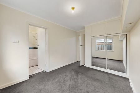 Easy Living in the Heart of Essendon – Water & Power Included - Photo 5