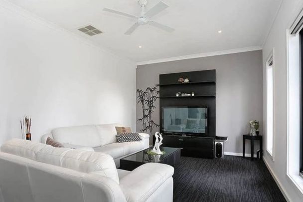 SPACIOUS FAMILY HOME! - Photo 1