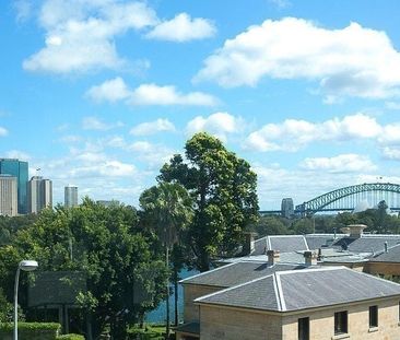 Gorgeous, Top Floor Studio Apartment with Parking and Views! - Photo 4