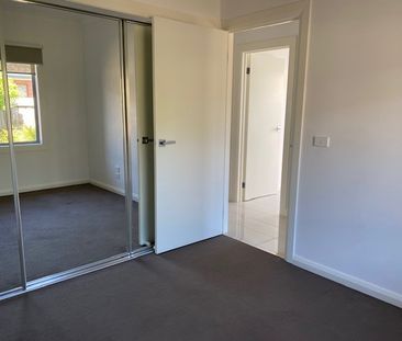 Contemporary & Spacious - Photo 2