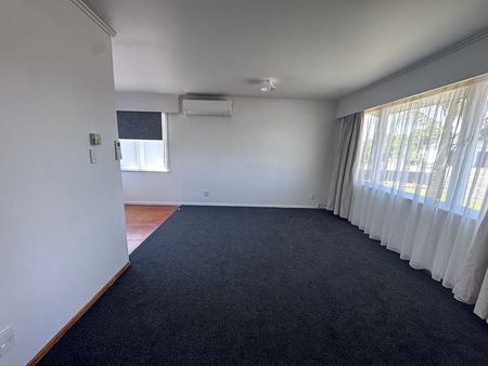 Newly refurbished sunny 4 bedroom - Photo 2