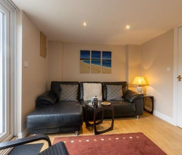 2 bedroom mews to rent - Photo 2