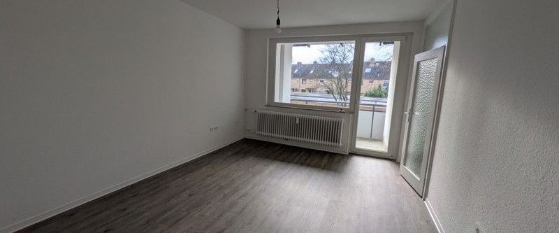 Modernisierte - 2-Zimmer-Wohnung mit Balkon - Foto 1