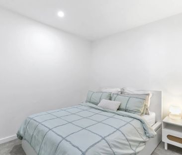 Contemporary Two-Bedroom Apartment with Exceptional Views - Photo 6