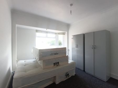 2 Bed Flat, Leader Avenue, E12 - Photo 2