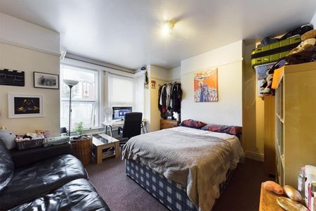 5 bedroom House To Let - Photo 4