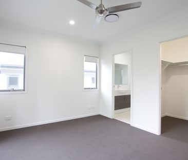 Meticulously Presented Executive Terrace Home - Photo 4