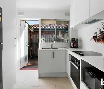 Quiet Klemzig unit with updated kitchen & private courtyard - Photo 2