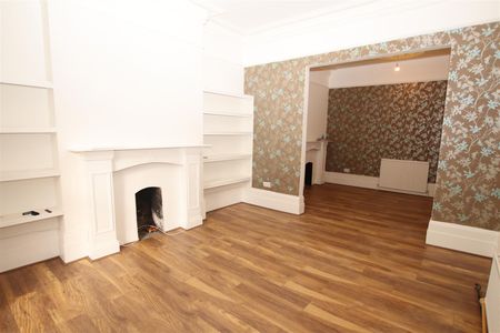 2 bedroom Apartment to let - Photo 4