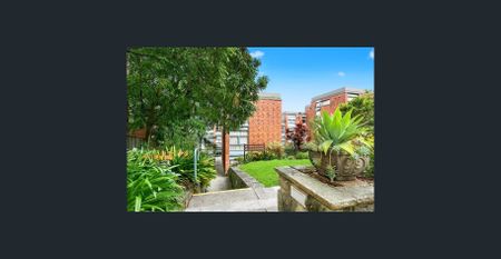 Prime Lindfield location with double lock-up garage. - Photo 5