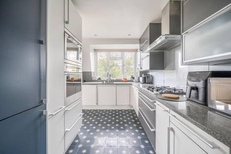 3 bedroom flat to rent - Photo 4