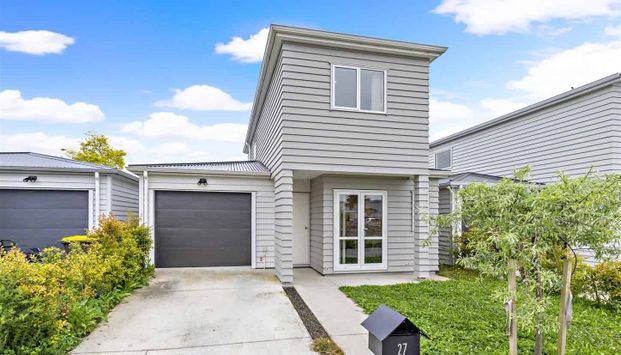 Modern 3-Bedroom Home with Flexible Living – Close to Train Station & Amenities - Photo 1