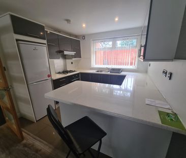 3 Bed - 49 Woodsley Road, Hyde Park, Leeds - LS6 1SB - Student - Photo 4