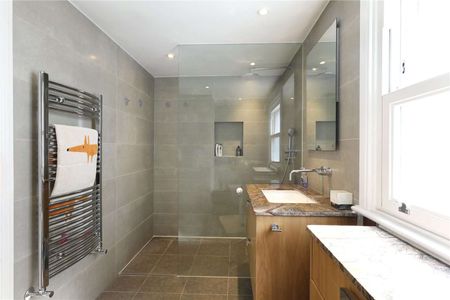 Neutrally decorated four bedroom family house with wooden floors on this quiet street in Parsons Green. - Photo 4