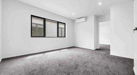 Brand new 5 Bedroom House at Prime Howick Location - Photo 2