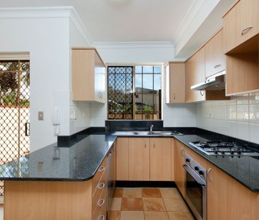 STUNNING THREE BEDROOM TOWNHOUSE - Photo 4