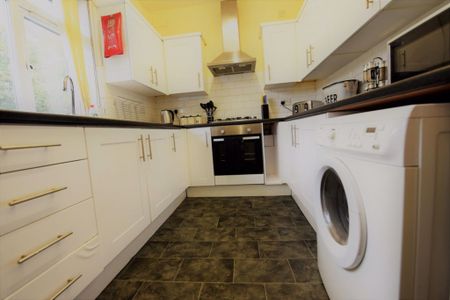 6 bedroom Flat in Otley Road, Leeds - Photo 5