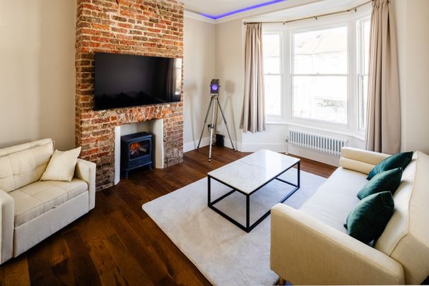 2 Bed Flat, Blatchington Road, BN3 - Photo 1