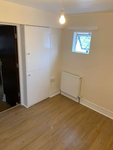Studio Flat, High Street North, E12 - Photo 5