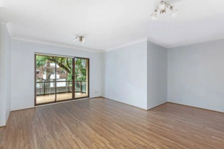 SPACIOUS 3 BEDROOM APARTMENT IN PRIME LOCATION - Photo 2